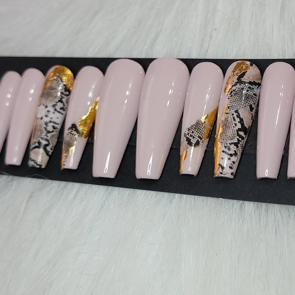 Press on nails - Picture 3 of 8